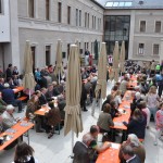 Bürgermeister Mend bei seiner Eröffnungsrede im Innenhof der Alten Schule