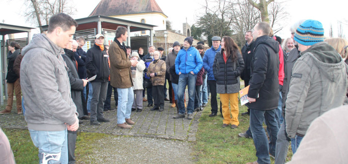 Treff am Museumsparkplatz, unser Kandidat Gerhard Heubach begrüßt die zahlreich erschienenen Bürgerinnen und Bürger