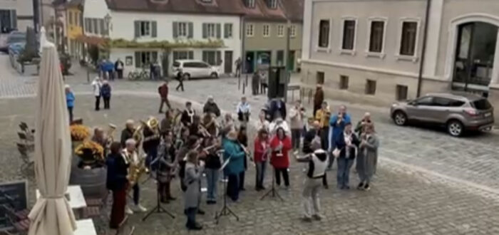 Geburtstags-Standkonzert vor dem Iphöfer Rathaus für Ehrenbürger Baldwin Knauf